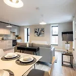 3rd Floor Stylish 2-bed ドロイダ