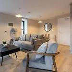 3rd Floor Stylish 2-bed * ドロイダ