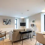 3rd Floor Stylish 2-bed アパート