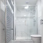 3rd Floor Stylish 2-bed ドロイダ