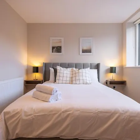 3rd Floor Stylish 2-bed *