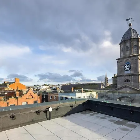 3rd Floor Stylish 2-bed ドロイダ