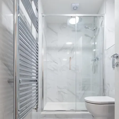 3rd Floor Stylish 2-bed Дроэда