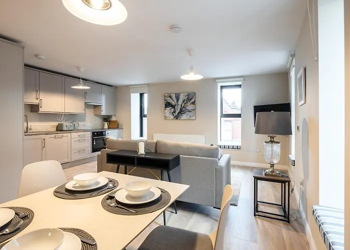 3rd Floor Stylish 2-bed ドロイダ