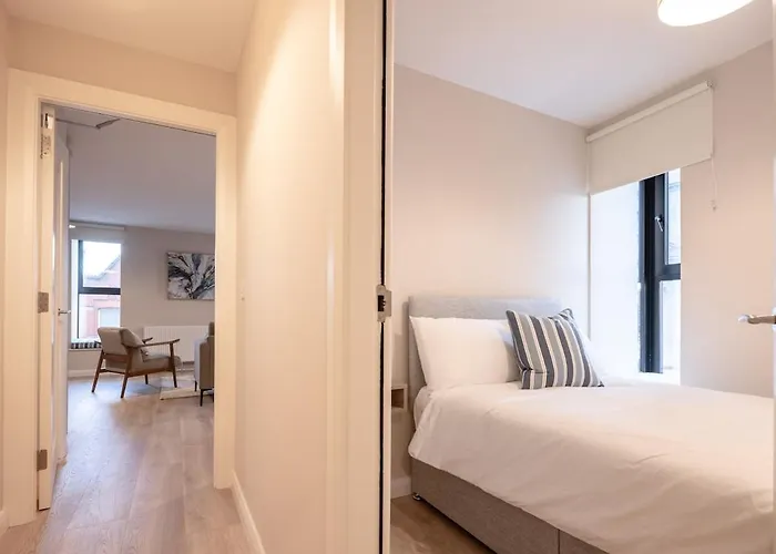 3rd Floor Stylish 2-bed *