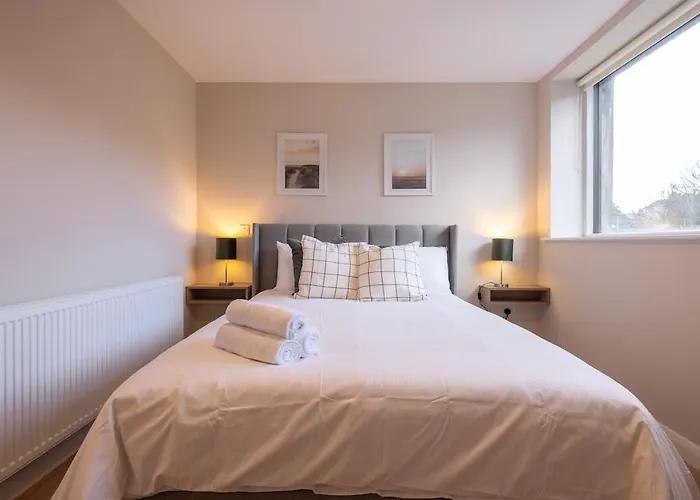 3rd Floor Stylish 2-bed *