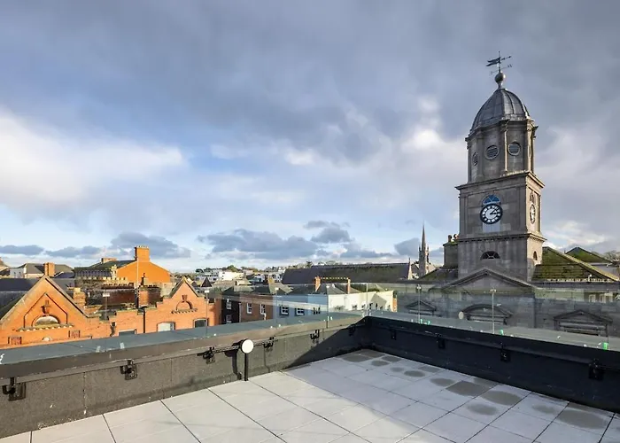 3rd Floor Stylish 2-bed ドロイダ