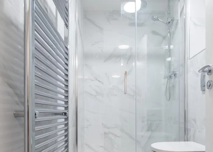 3rd Floor Stylish 2-bed ドロイダ